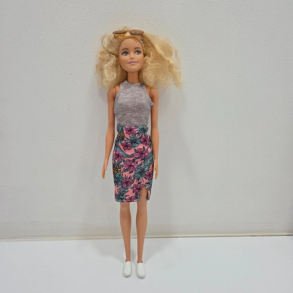 Barbie Fashionistas Doll #70 Blonde‎ Curly Pineapple Skirt FJF35 Mattel 2017